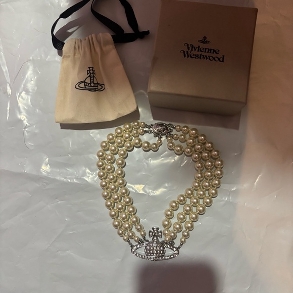 Vivienne Westwood Cream Pearl and Silver Necklace - Picture 2 of 5